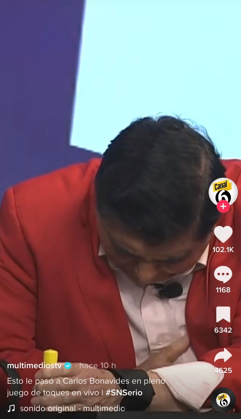 Se puso la mano en el corazón y se desplomó
