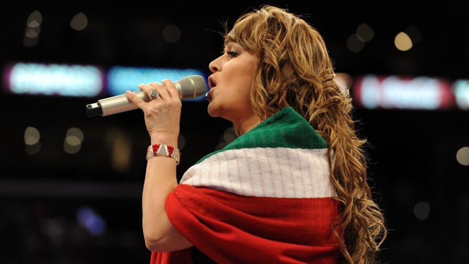 Aparece foto de Jenni Rivera enseñando busto como Celia Lora (4 FOTOS)