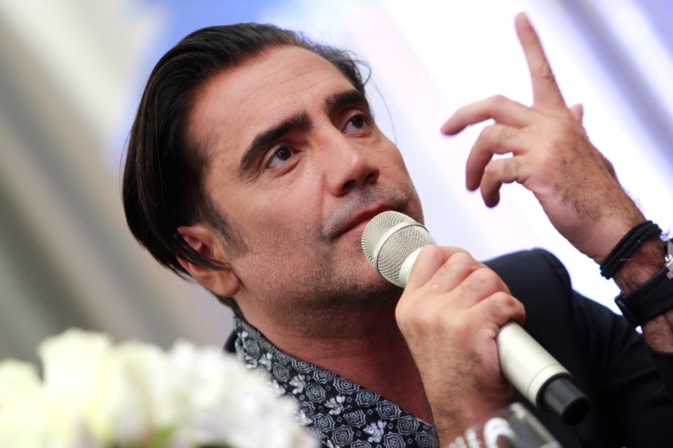 Alejandro Fernández vacaciona esquiando: Retoma su vida normal