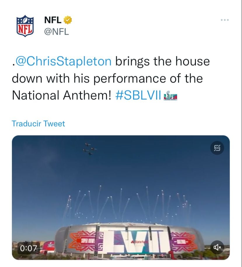 Arranca el Super Bowl con entonación del himno y show aéreo