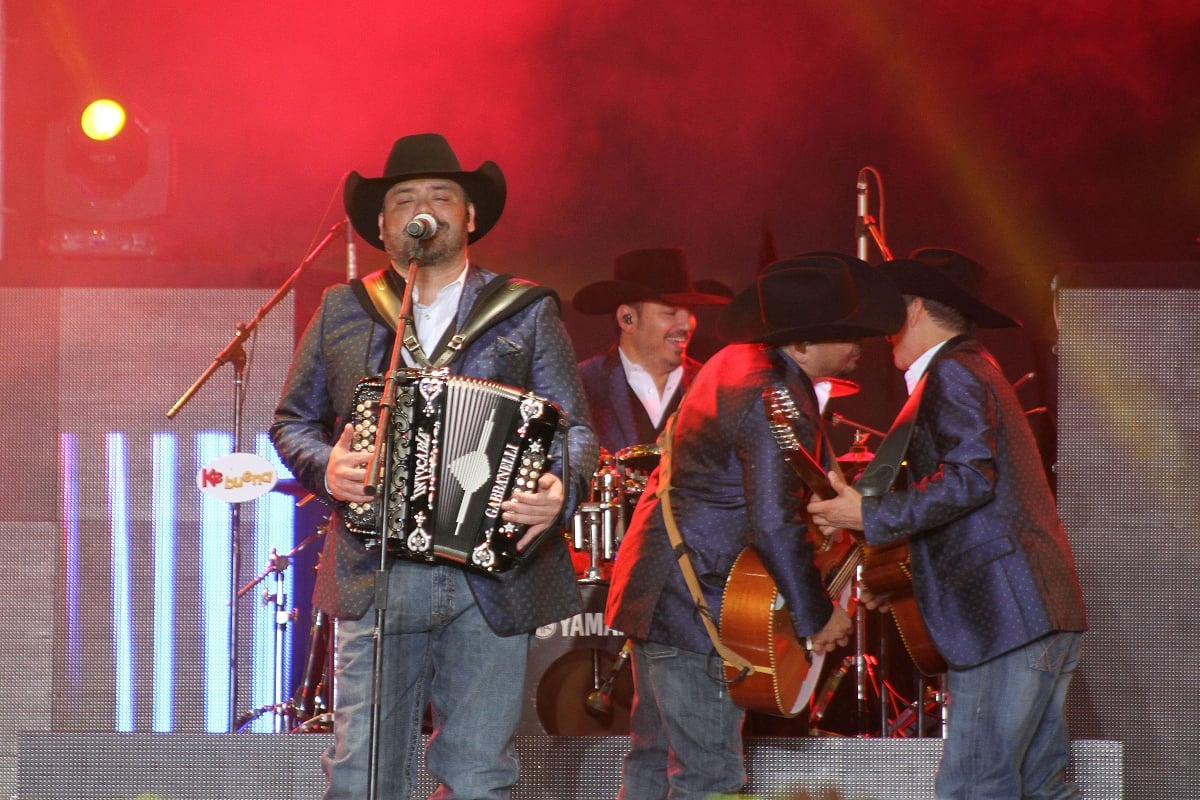 Ricky Muñoz, el vocalista de Intocable, dice la verdad sobre su «desmayo» el fin de semana