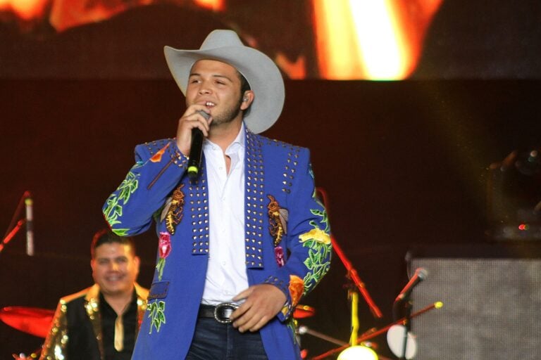 Leonardo Aguilar aparece manejando camión