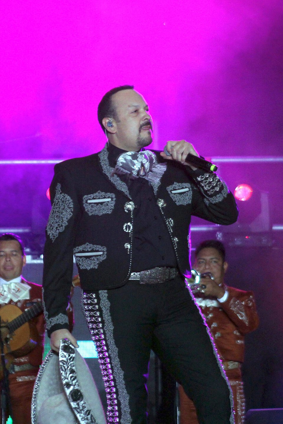 Cantante de regional mexicano en concierto