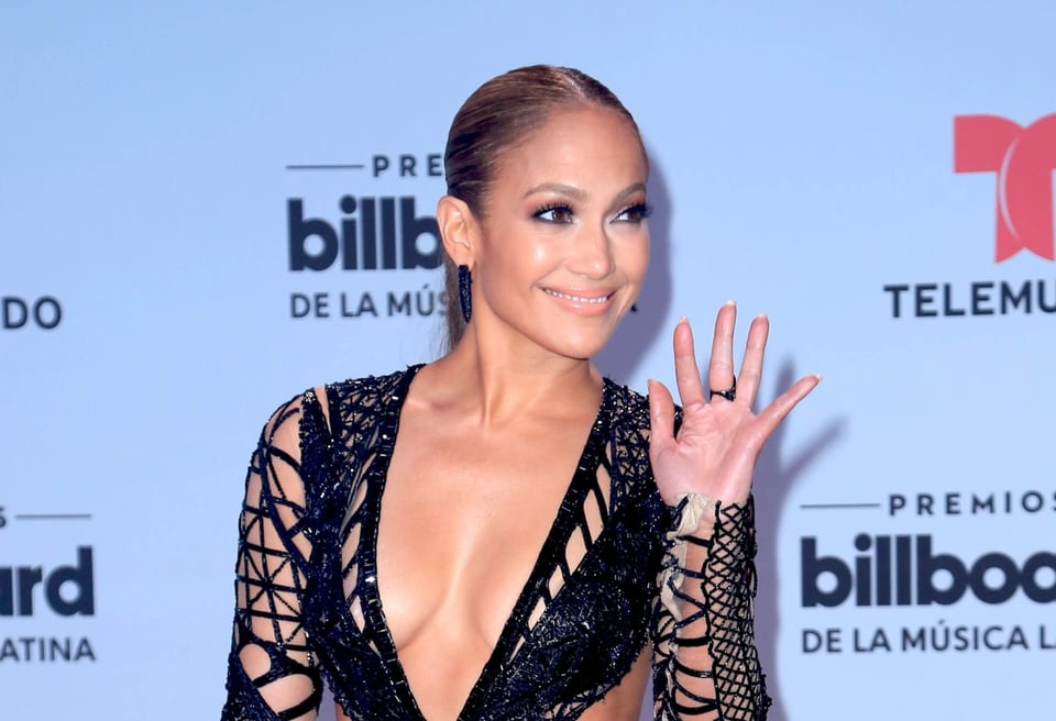 Jennifer López se quita la ropa al posar en la bañera (FOTOS)