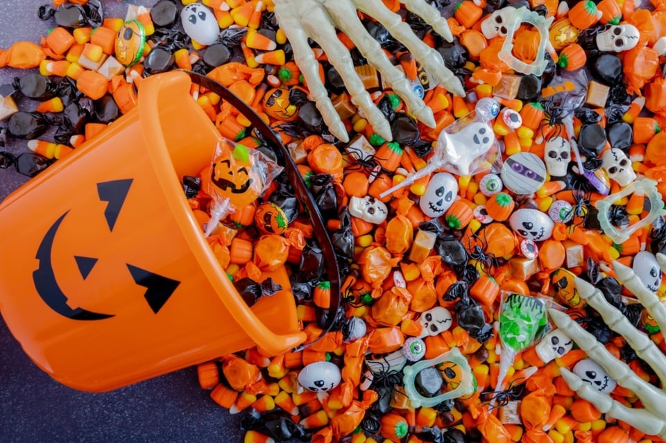 Piden a niños no abrir los dulces en Halloween por temor al fentanilo