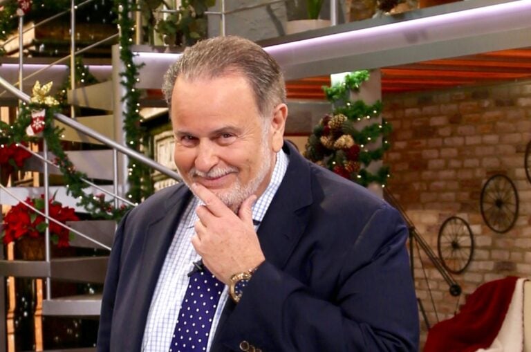 Raúl de Molina aparece ‘meneando’ las caderas junto a exótica bailarina (VIDEO)