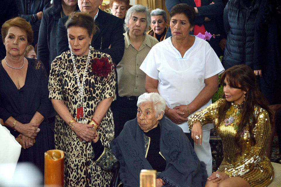 Funeral de la abuela de Thalía: Laura Zapata llega destrozada en compañía de su hijo (VIDEO)