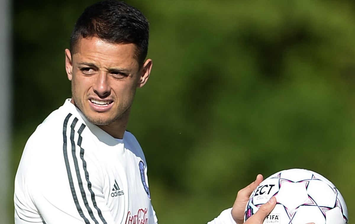 ¡Le llueven ataques! Chicharito ‘rechaza’ a un niño cuando le pide una foto (VIDEO)