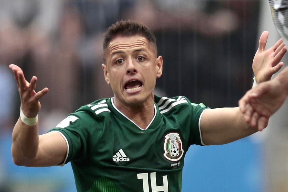Exesposa del Chicharito posa en traje de baño, pero algo sale mal