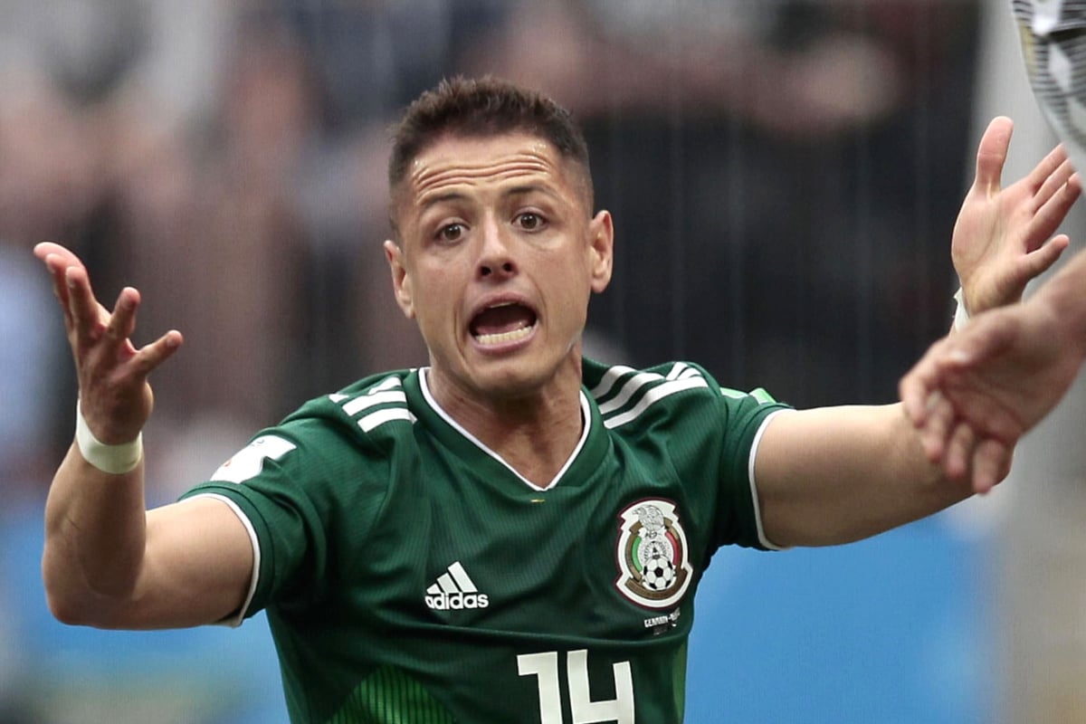 Exesposa del Chicharito posa en traje de baño, pero algo sale mal