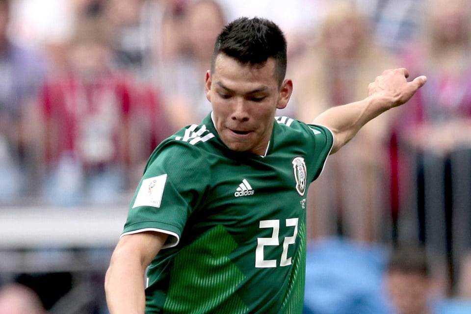 Hirving «Chuky» Lozano sufre fuerte accidente en el campo y tuvo que salir en camilla featured image