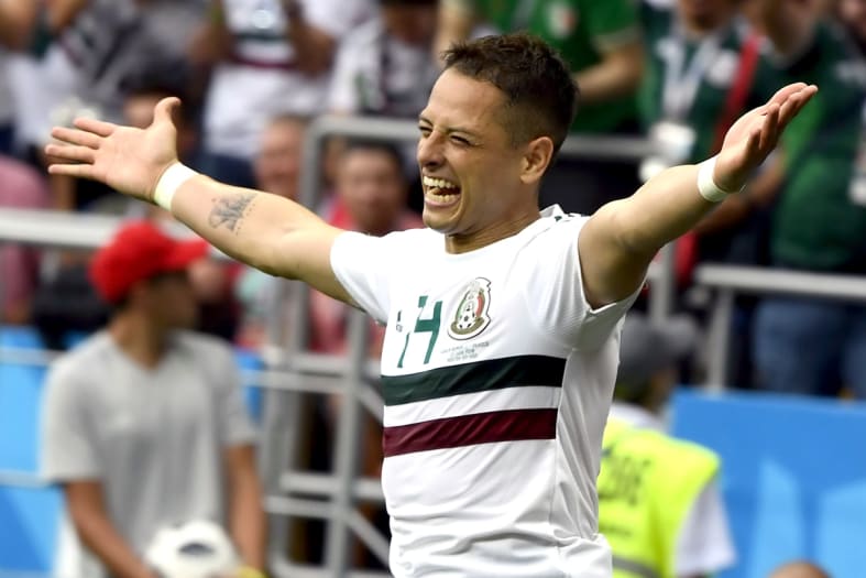 Chicharito shows off his girlfriend and people say he bought her (PHOTOS)