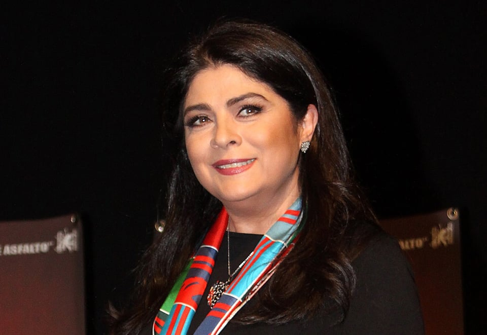 Victoria Ruffo aparece en silla de ruedas y preocupa por su estado de salud featured image