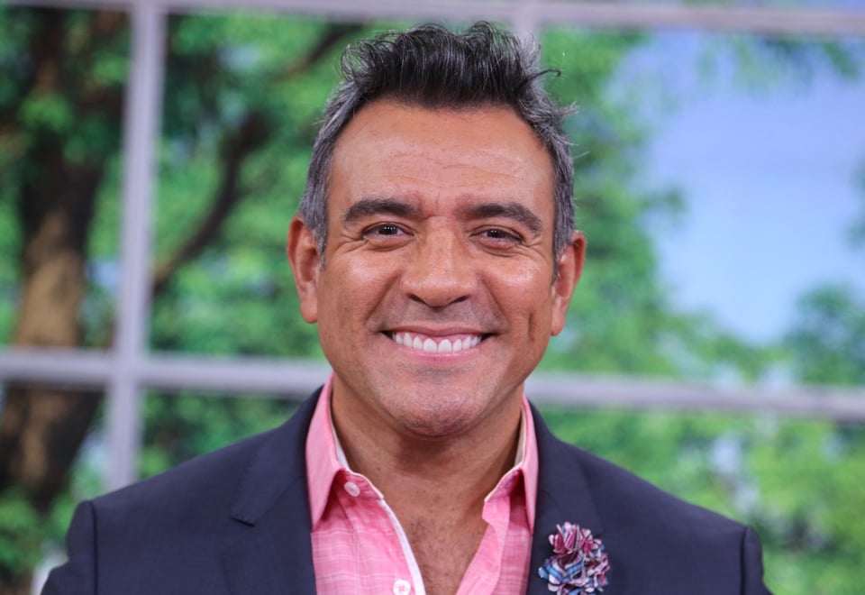 Héctor Sandarti está de luto por muerte de persona cercana (FOTOS)