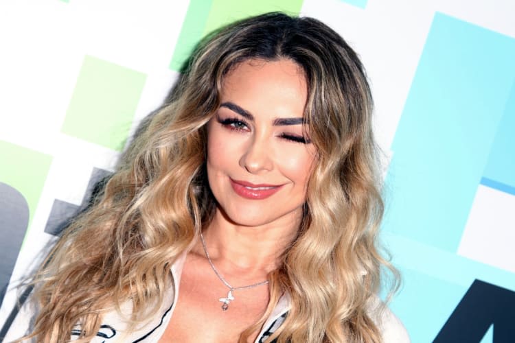 Aracely Arámbula receives 2021 «as God brought her into the world»