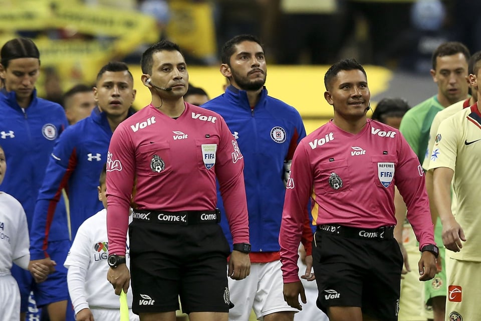 Futbolista del Cruz Azul rompe el silencio tras hacer fiesta con temática de El Chapo Guzmán para su hijo