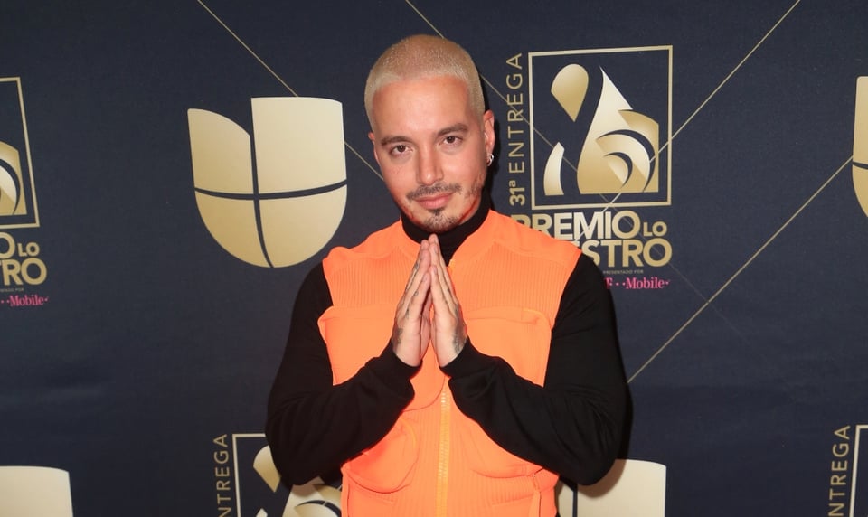 ¡Entre lágrimas! J Balvin da mala noticia sobre la salud de su madre (VIDEO)