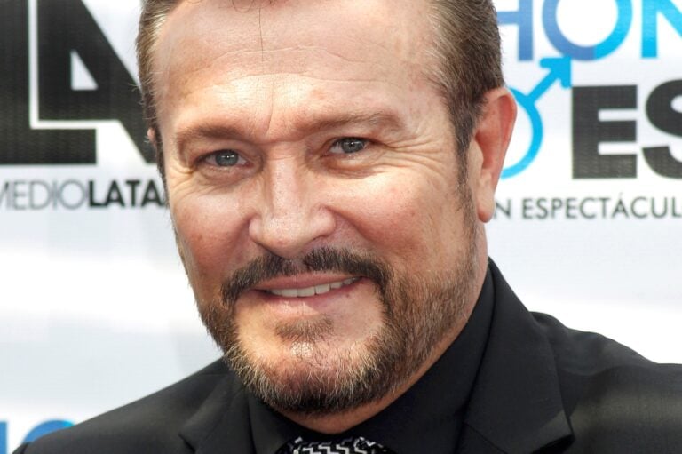Arturo Peniche aparece en Televisa usando collarín y causa preocupación