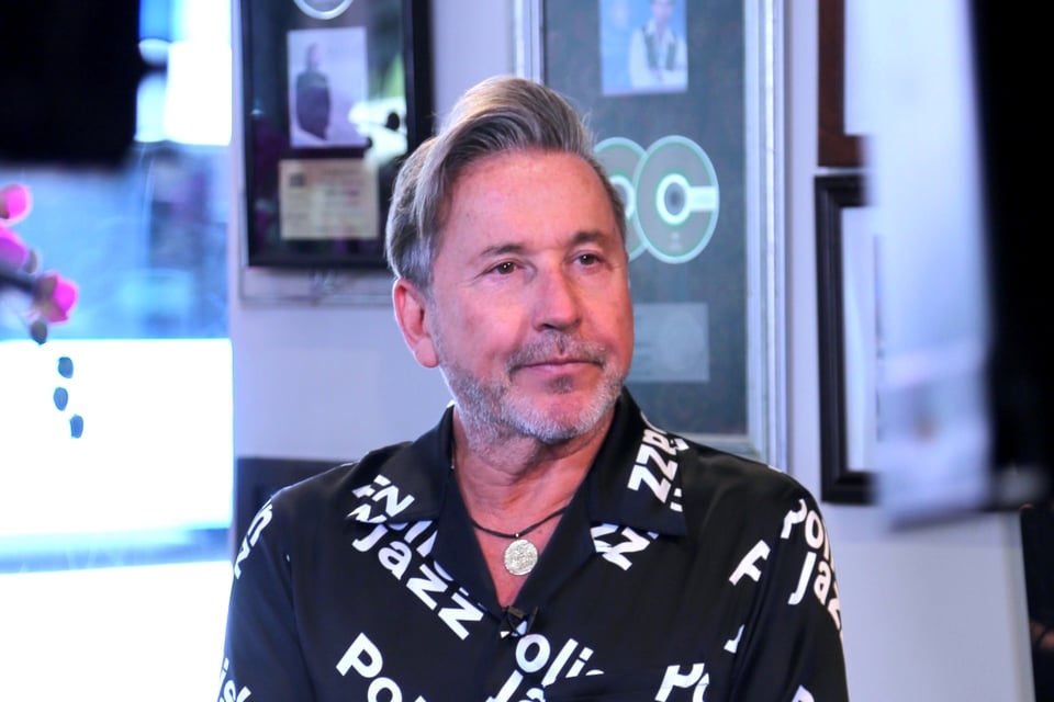 A unas semanas de convertirse en abuelo, Ricardo Montaner se viste de luto