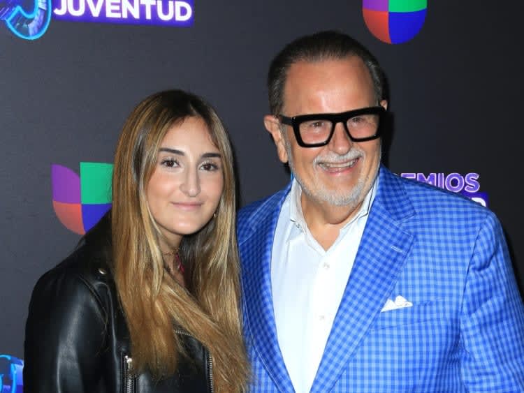 Mía, daughter of Raúl de Molina appears in a pink bikini from the pool and shows that she is no longer a girl