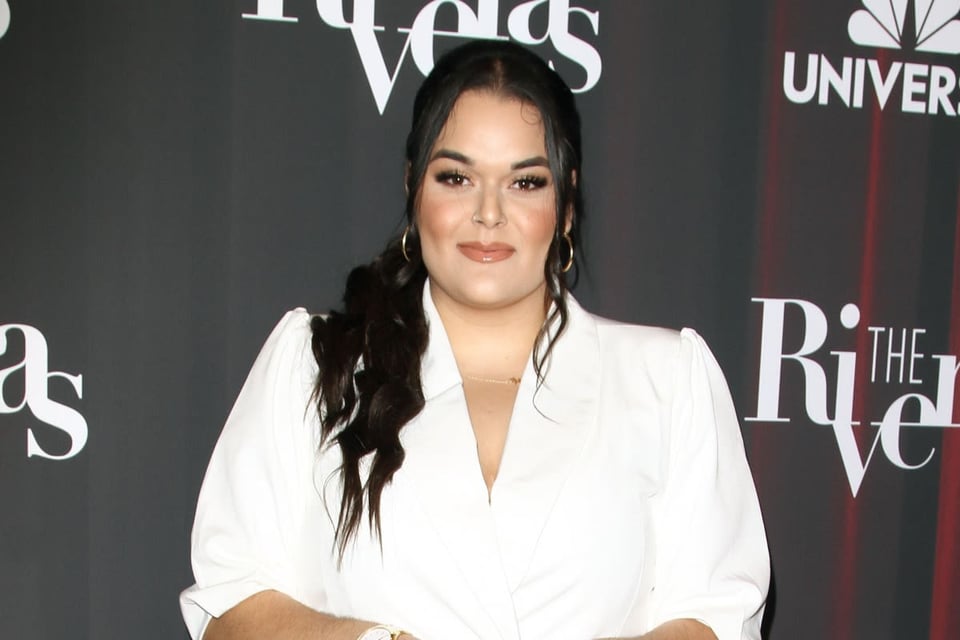 While Chiquis Rivera shows off her waist, Jenicka López doesn’t want to be left behind