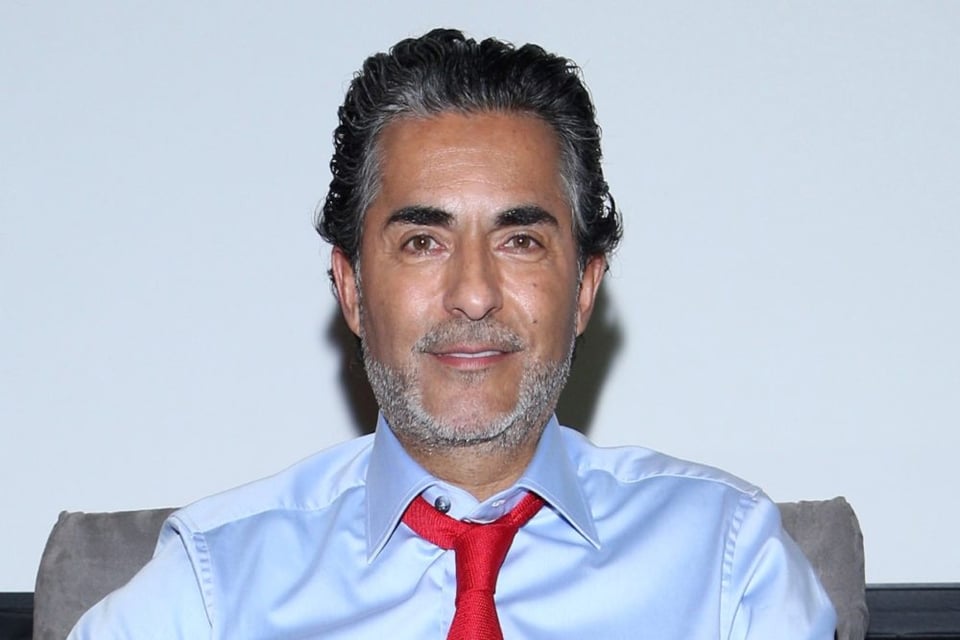 Conductor de TV mexicano aparece usando respirador