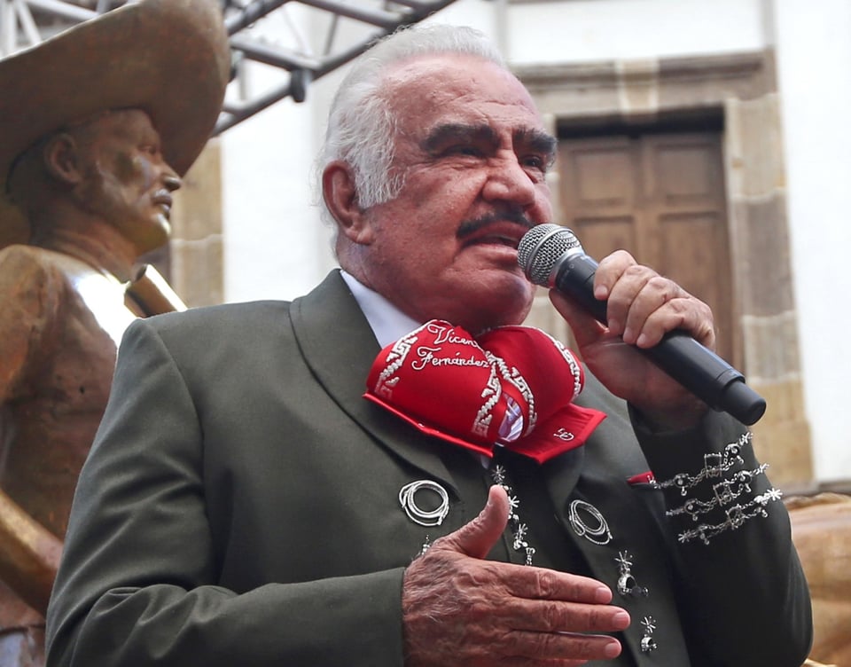 Tras la complicada salud de Vicente Fernández abogados llegan al hospital