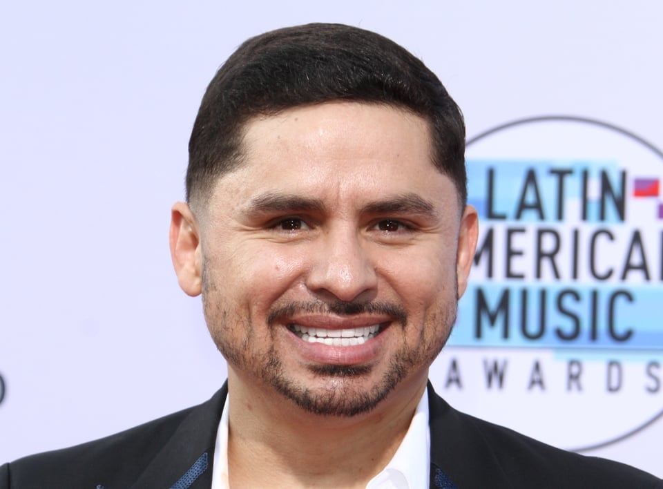 Hijo de Larry Hernández es atacado en redes por pintarse las uñas