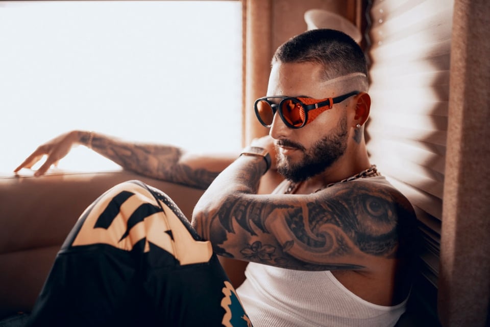 ¿Marcado de por vida? Maluma sorprende mostrando las heridas que le dejó en la cara un perro (FOTOS)