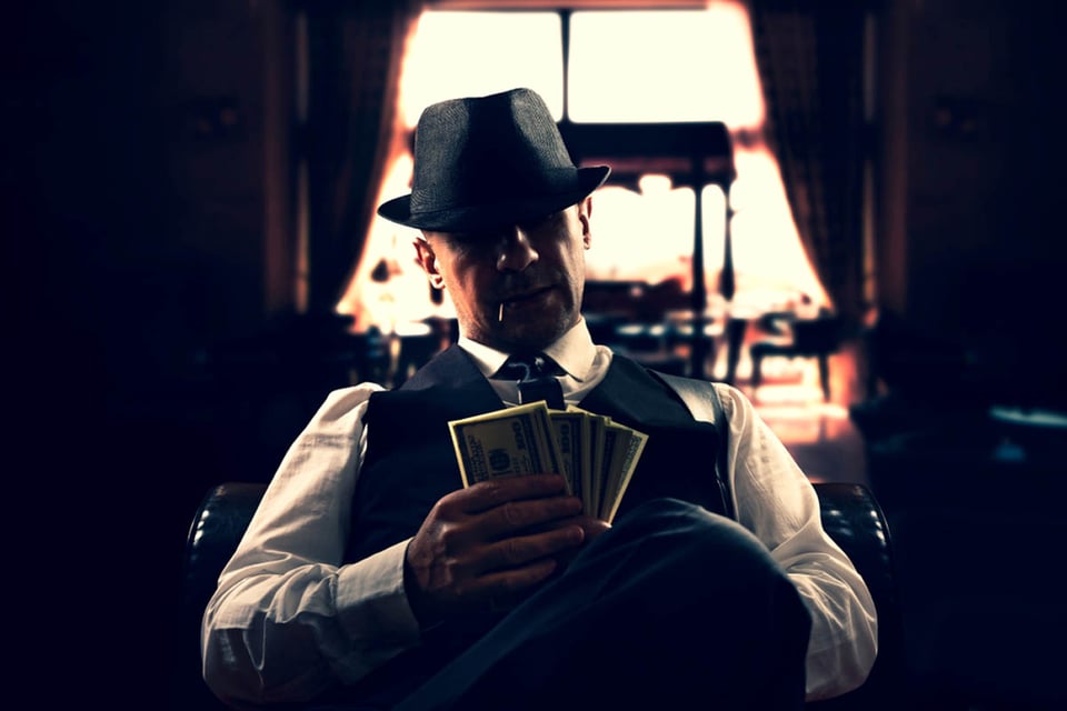 criminal italiano, vintage, jugando cartas, contando dinero, salón