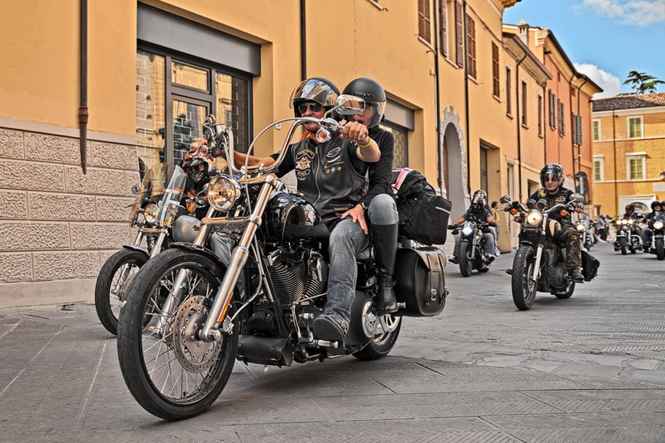 ciclistas, pandilla de motociclistas, banda, motos, manejando en calle