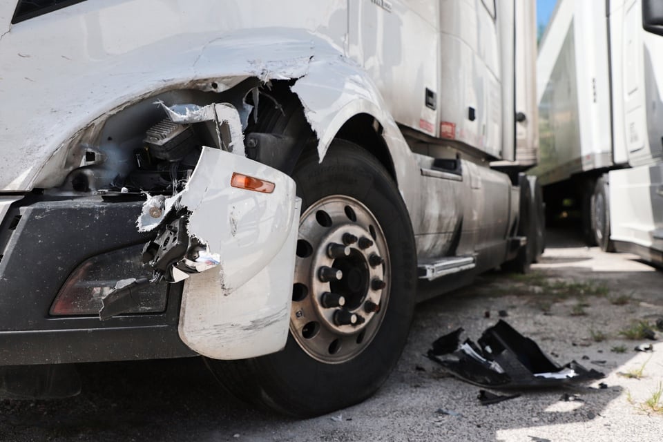 Civiles ayudan a presunto conductor ebrio tras accidente vehicular