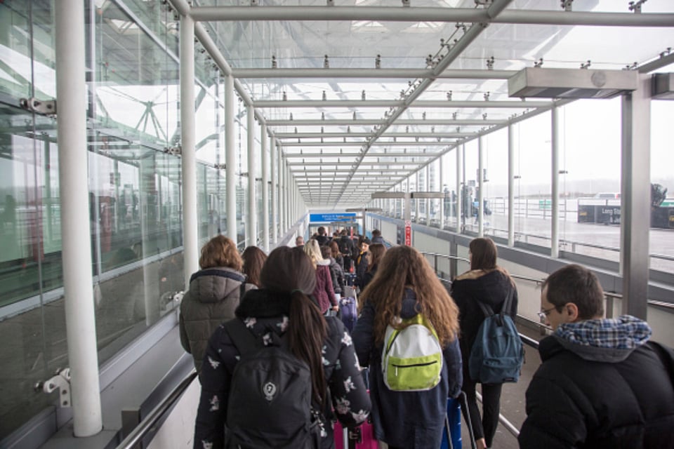 Evacúan aeropuerto de Manchester por aparición de paquete sospechoso featured image