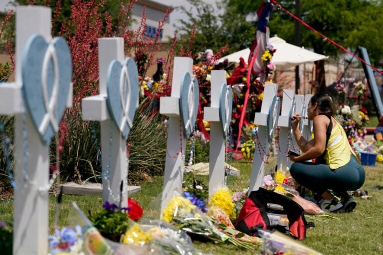 Hacen macabro hallazgo de tirador de masacre en mall de Texas
