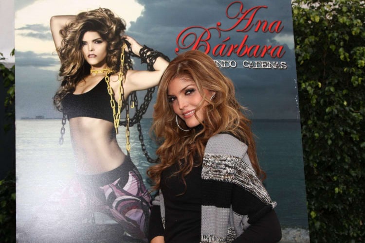 With a closing blouse, Ana Bárbara almost ‘bursts’ her and her breasts come out (PHOTOS)