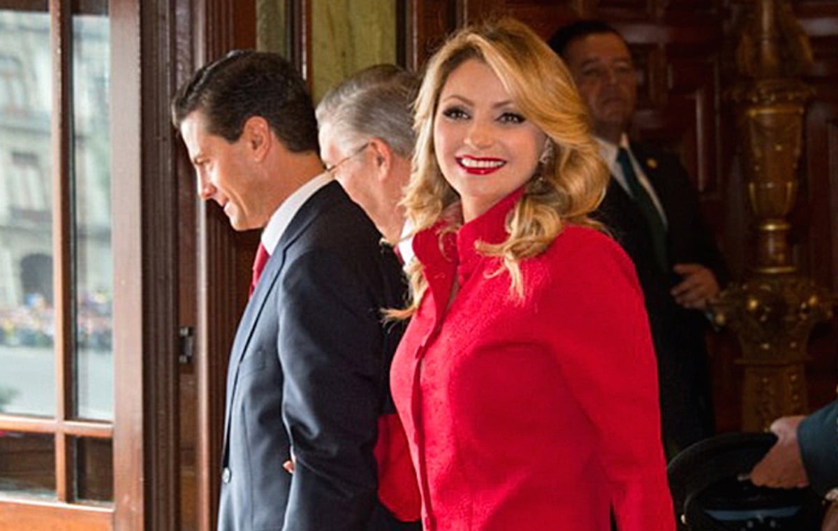 ¡Fue captada en coche! Angelica Rivera ¿de primera dama a chofer de taxi? (VIDEO)