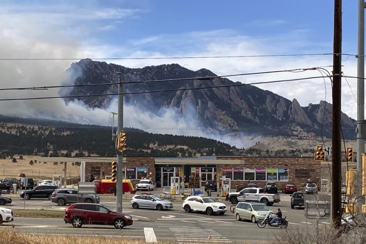 Ordenan evacuación de casi 20,000 personas por incendio en EEUU