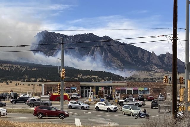 Ordenan evacuación de casi 20,000 personas por incendio en EEUU