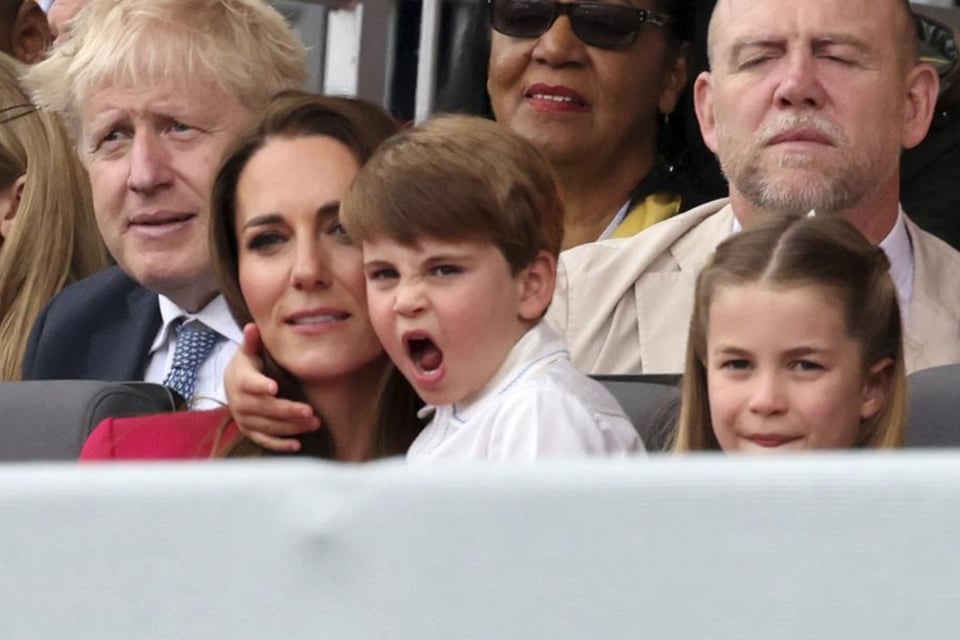 Kate Middleton intenta contener al Príncipe Louis mientras él se burla de ella en pleno evento real