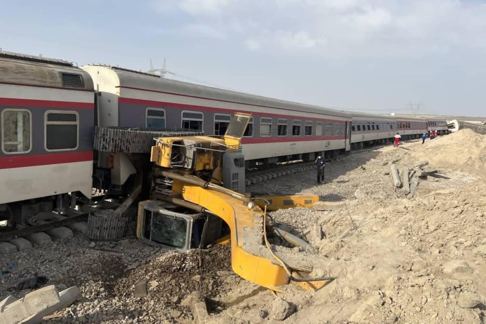 Passenger train derails, leaving at least 21 dead and 47 injured