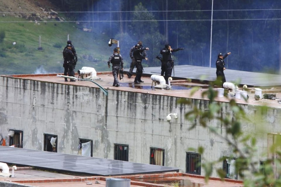 Amotinamiento deja al menos 20 muertos en cárcel de Ecuador (FOTOS)