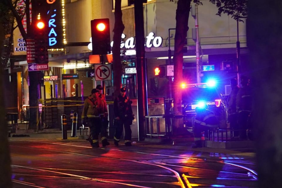 Policía busca a los autores del tiroteo masivo que dejó al menos 6 muertos en California