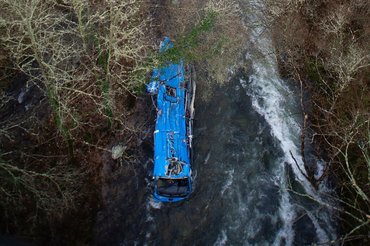 Caída de autobús desde un puente a un río en España deja al menos 7 muertos