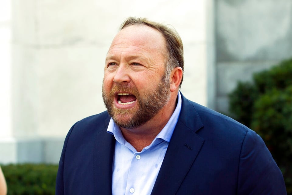 Alex Jones admite que el ataque de Sandy Hook fue ‘100% real’