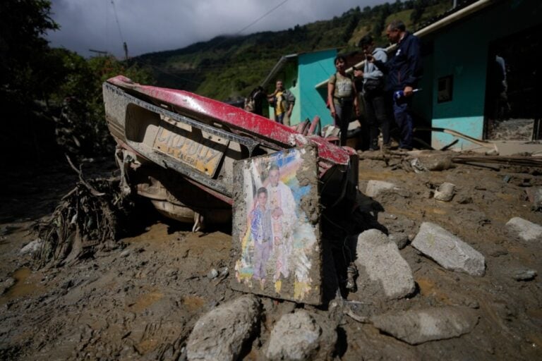 Avalancha por fuertes lluvias dejan al menos 20 muertos en sur de Colombia