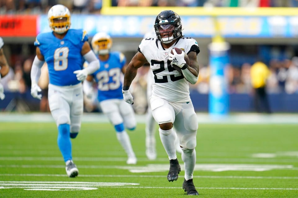 NFL: Lawrence y Jaguars sorprenden 38-10 a Herbert y Chargers