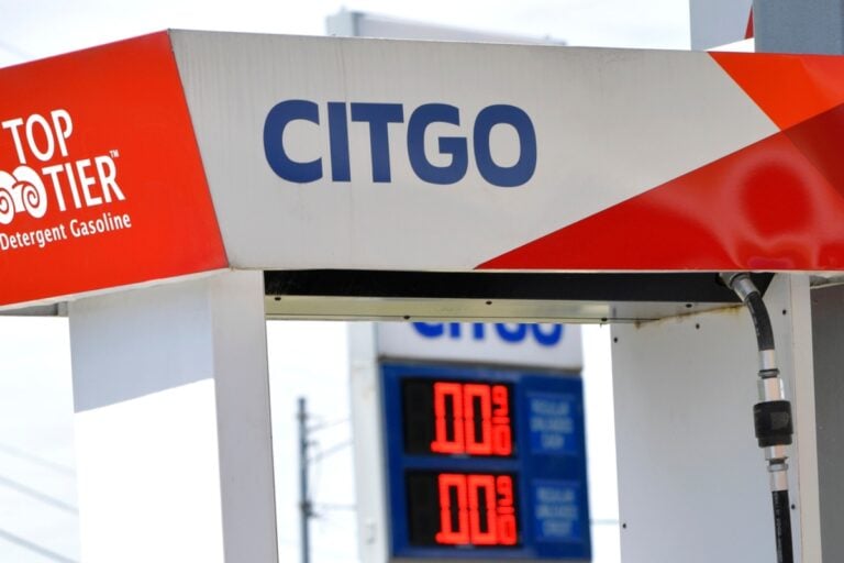 Advierten sobre posible gasolina contaminada en Florida