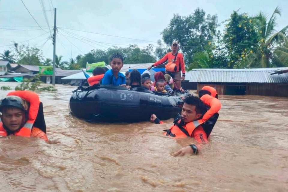 Deslaves e inundaciones dejan 31 muertos al sur de Filipinas