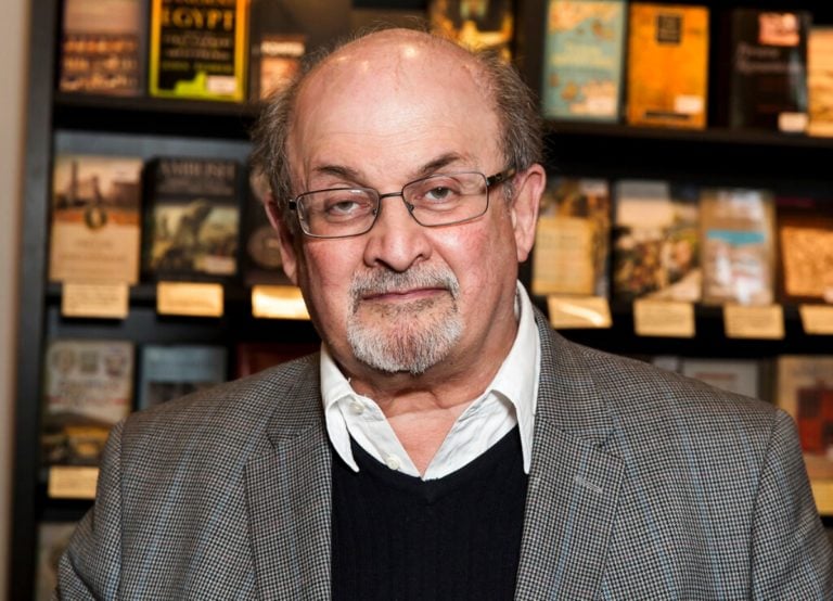 El autor Salman Rushdie fue atacado durante una conferencia en Nueva York