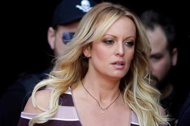 Stormy Daniels, actriz porno que acusó a Trump, sube al estrado en el juicio penal contra el expresidente